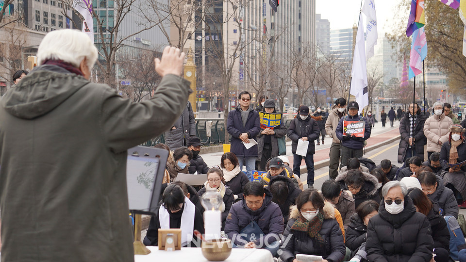 1월 18일 4차 시국 기도회가 열렸다. 윤석열폭정종식그리스도인모임 김영주 목사가 축도하고 있다. 뉴스앤조이 엄태빈