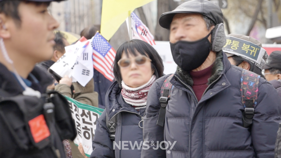 윤석열 지지 세력은 기도회를 향해 욕설과 저주를 퍼부었다. 뉴스앤조이 엄태빈