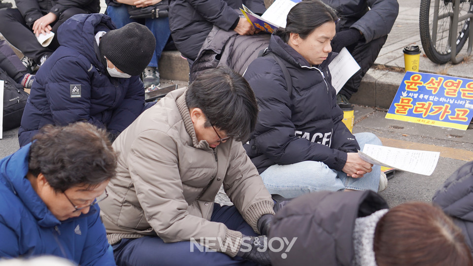 참가자들이 기도하고 있다. 뉴스앤조이 엄태빈