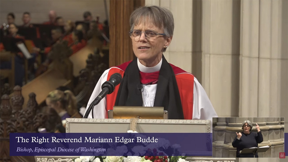 1월 21일 트럼프 대통령 취임 행사로 열린 '국가 기도회'에서, 매리언 에드가 버드 주교가 트럼프의 차별·반평등 정책에 대해 비판의 목소리를 냈다. 워싱턴 국립대성당 유튜브 갈무리 