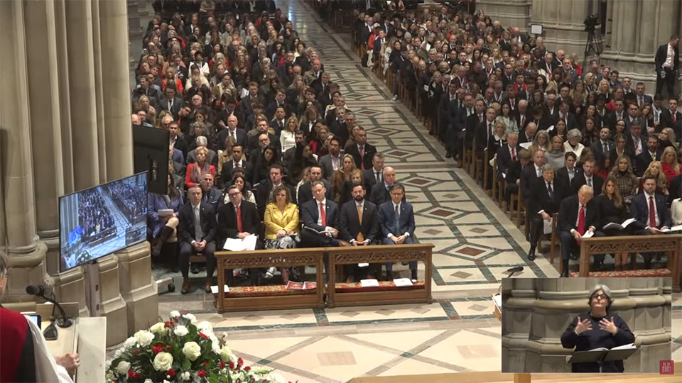 트럼프 대통령은 예배당 우측 맨 앞줄에 앉아 설교를 들었다. 워싱턴 국립대성당 유튜브 갈무리 