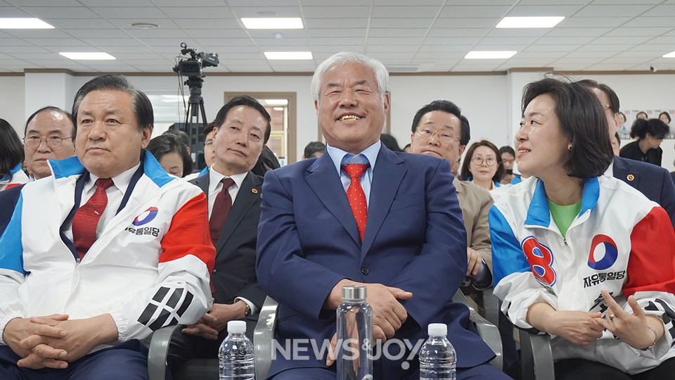 2024년 6월 지방선거 개표 방송 전 화기애애하게 대화를 나누는 자유통일당 관계자들. 왼쪽부터 장경동 목사, 전광훈 목사, 황보승희 후보. 뉴스앤조이 엄태빈