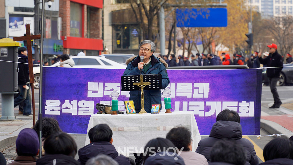 윤석열 퇴진과 민주주의 회복을 위한 6차 시국 기도회에 그리스도인 100여 명이 모여 함께 예배하고 기도했다. 뉴스앤조이 안디도