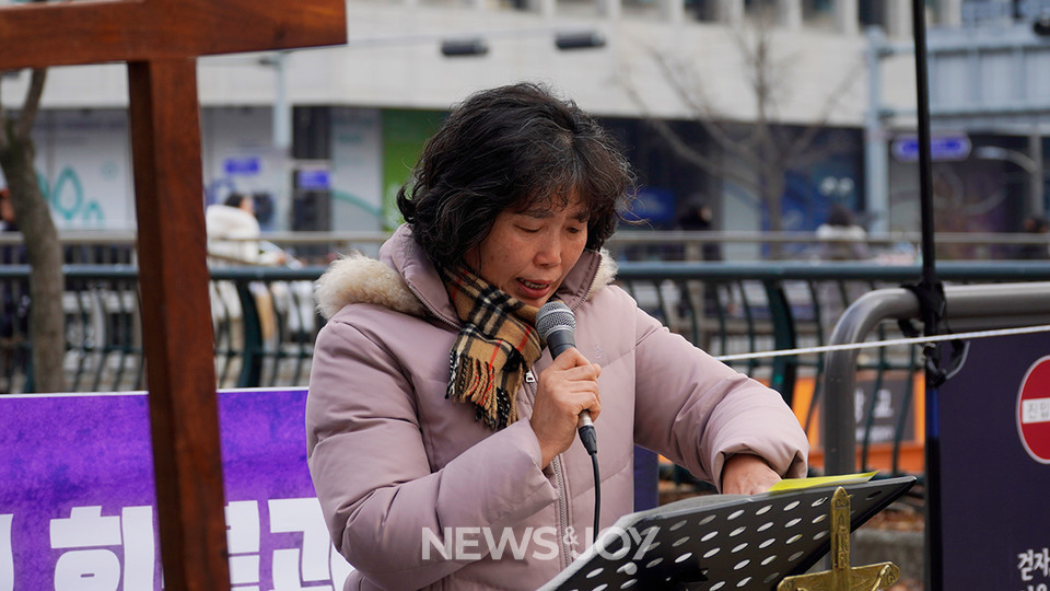 들꽃향린교회 교인 곽미선 씨는 "우리의 투쟁과 연대가 독재를 음모하는 세력과 평화를 폭력으로 유지하려는 긴 악의 고리를 끊어낼 수 있길 기도한다"라고 말했다. 뉴스앤조이 안디도