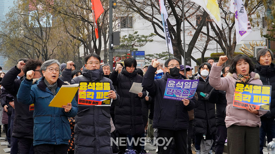참석자들은 다 함께 윤석열 퇴진을 외친 후 범시민 집회가 열리는 경복궁역으로 향했다. 뉴스앤조이 안디도