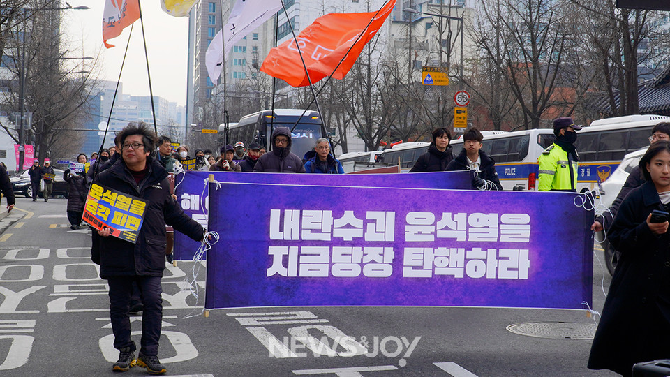 참석자들은 결연한 표정으로 구호를 외치며 행진했다. 뉴스앤조이 안디도