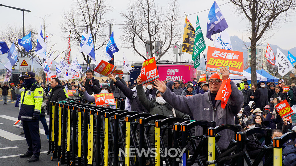 범시민 집회 참석자들은 손을 흔들며 시국 기도회 행진 대열을 맞이했다. 뉴스앤조이 안디도