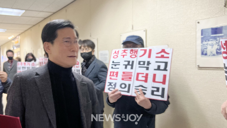 총회 재판을 받고 있는 현종남 목사가 합의 조건으로 억대의 전별금을 제시했다. 뉴스앤조이 나수진