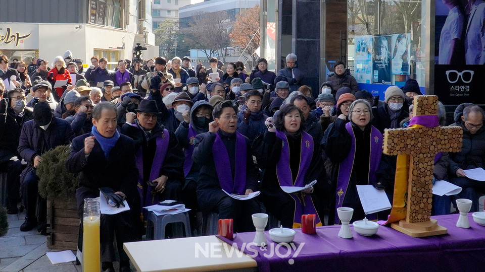 참석자들은 기도회 중간 "묵은 땅을 갈아엎자"는 구호를 함께 외치기도 했다. 뉴스앤조이 안디도