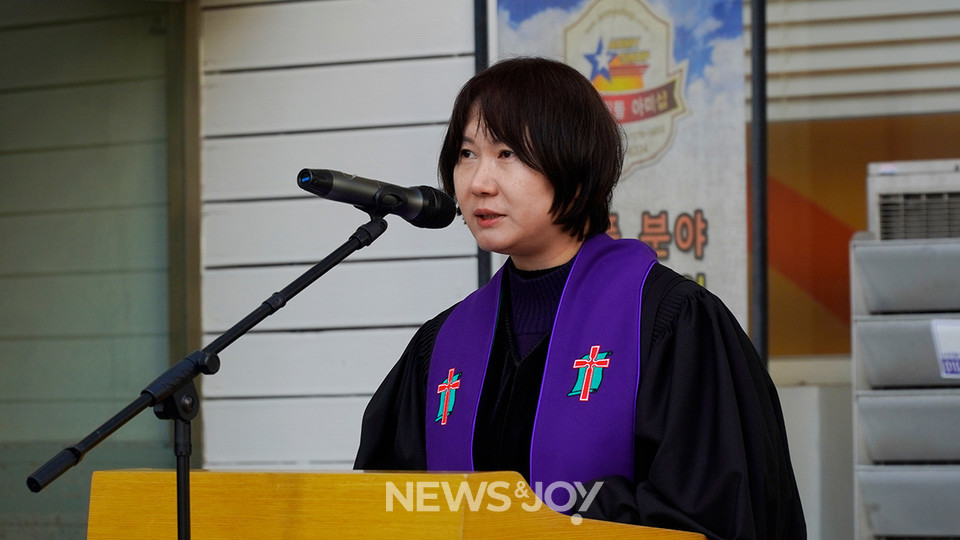 강지연 목사는 한국교회가 교회 안을 떠나 광장으로 나가야 한다고 강조했다. 뉴스앤조이 안디도