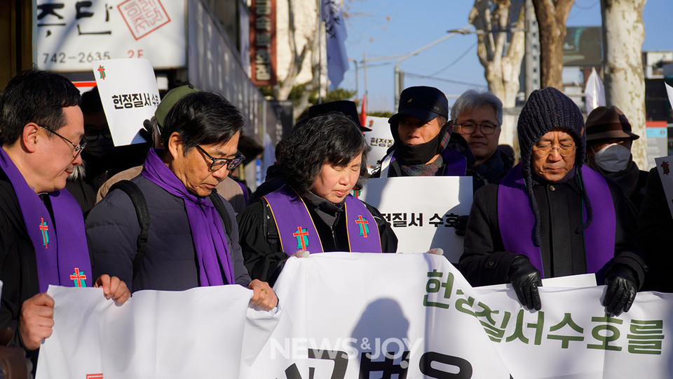 예배를 마친 참석자들은 헌법재판소가 있는 안국역 인근까지 침묵으로 행진했다.