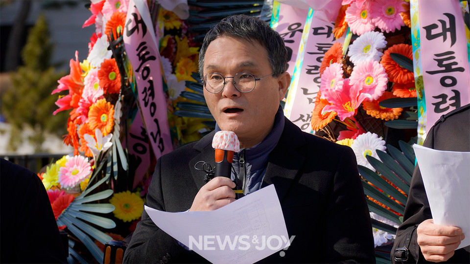 교회개혁실천연대 공동대표 남오성 목사(주날개그늘교회)가 기자회견 진행을 맡았다. 뉴스앤조이 안디도