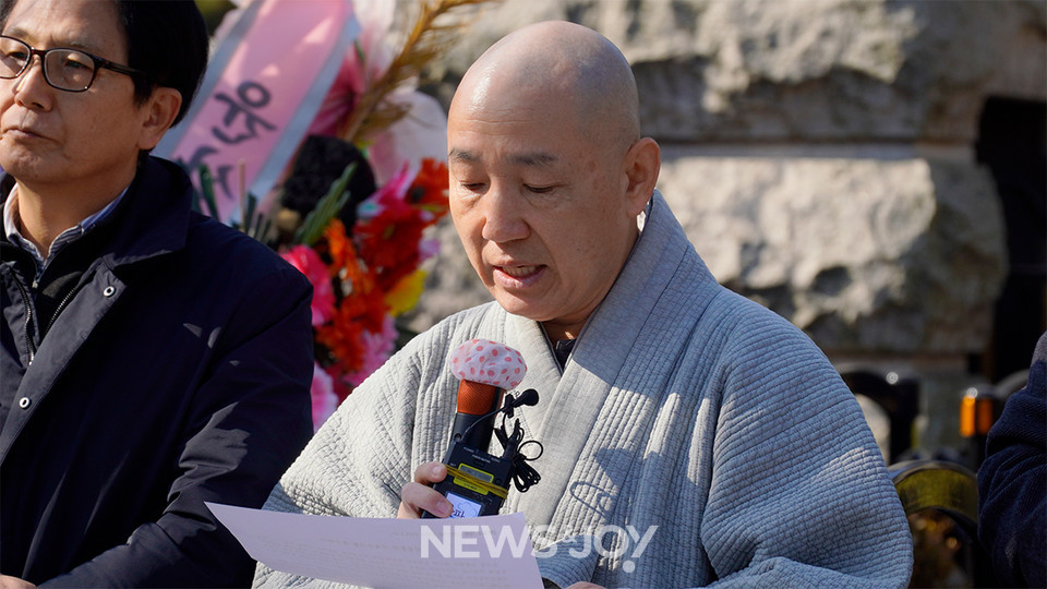 실천불교승가회 공동대표 일문 스님이 성명서를 낭독하고 있다. 뉴스앤조이 안디도