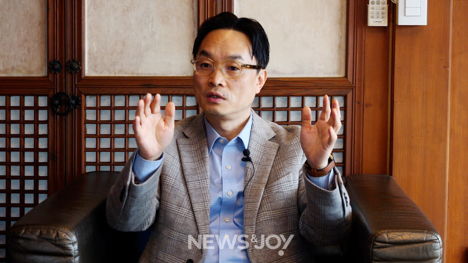 김학철 교수는 12·3 비상계엄이 잘못됐다고 단호하게 말했다. 뉴스앤조이 엄태빈 