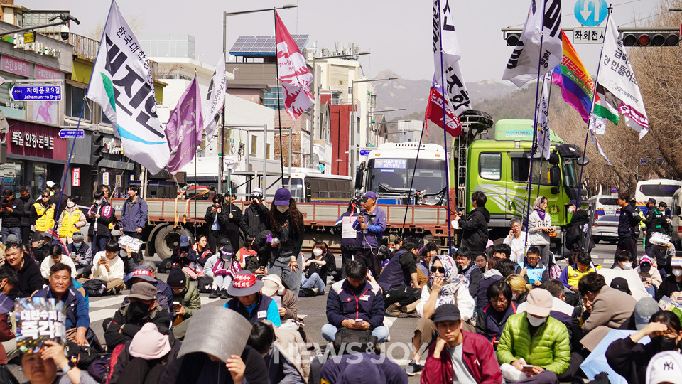 진광수 목사(첫 번째 사진 왼쪽)가 나라를 어지럽히는 극우 개신교 행태에 대해 대신 사과하자, 시민들은 응원과 박수로 화답했다. 뉴스앤조이 엄태빈