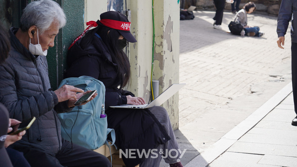 이날 시민들은 전국농민회총연맹이 트랙터를 끌고 윤석열 탄핵 촉구 집회에 참가하려다 경찰에 가로막혔다는 소식을 듣고 이른 아침부터 경복궁역에 집결했다. 뉴스앤조이 엄태빈