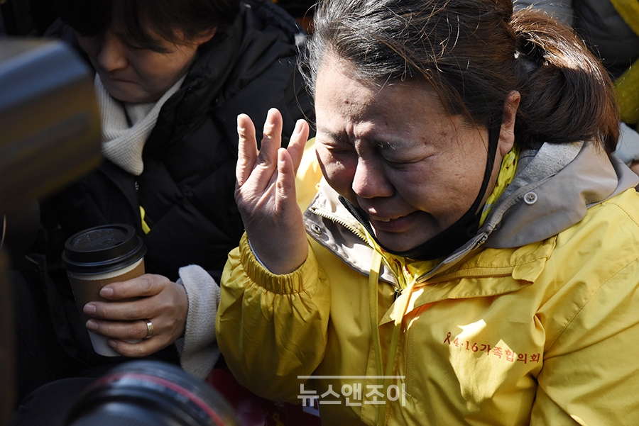 3월 10일 헌법재판소 앞. 대통령 파면 소식을 듣고 김정해 씨가 기쁨의 눈물을 흘리고 있다. 뉴스앤조이 현선