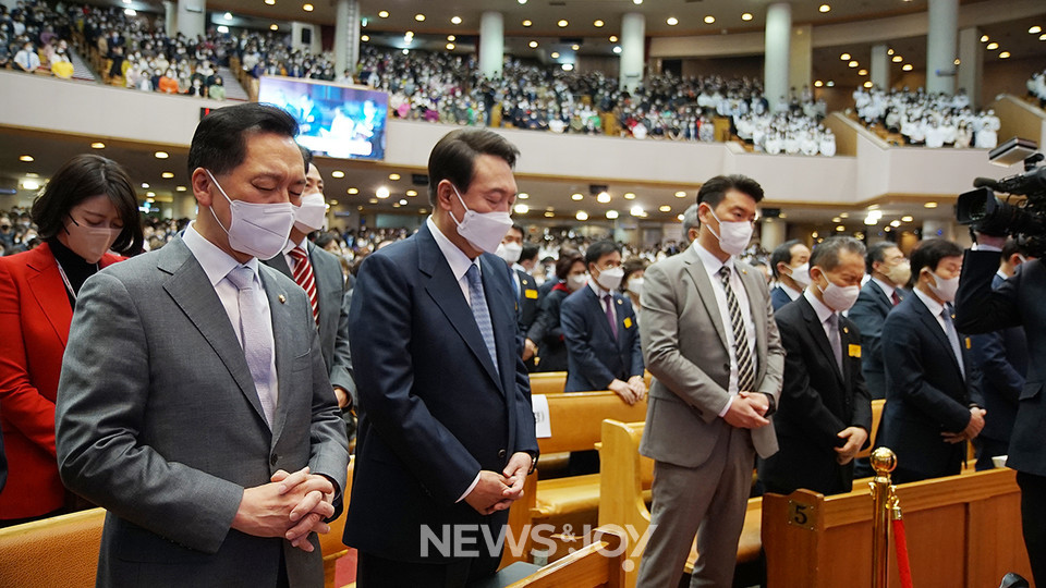 2022년 한국교회 주요 교단 74곳이 공동 주최한 부활절 연합 예배는 '윤석열 찬양의 장'이었다는 비판을 받았다. 뉴스앤조이 나수진
