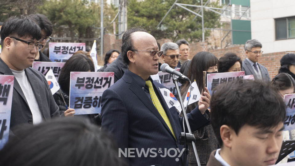 소기천 교수가 3월 12일 장신대 탄핵 반대 시국 선언에 참석해 기도하고 있다. 뉴스앤조이 엄태빈