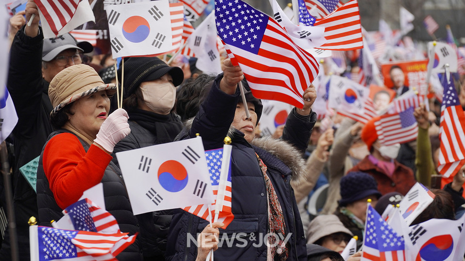 탄핵 반대 집회에서 태극기와 성조기를 함께 흔들고 있는 개신교인들. 뉴스앤조이 안디도