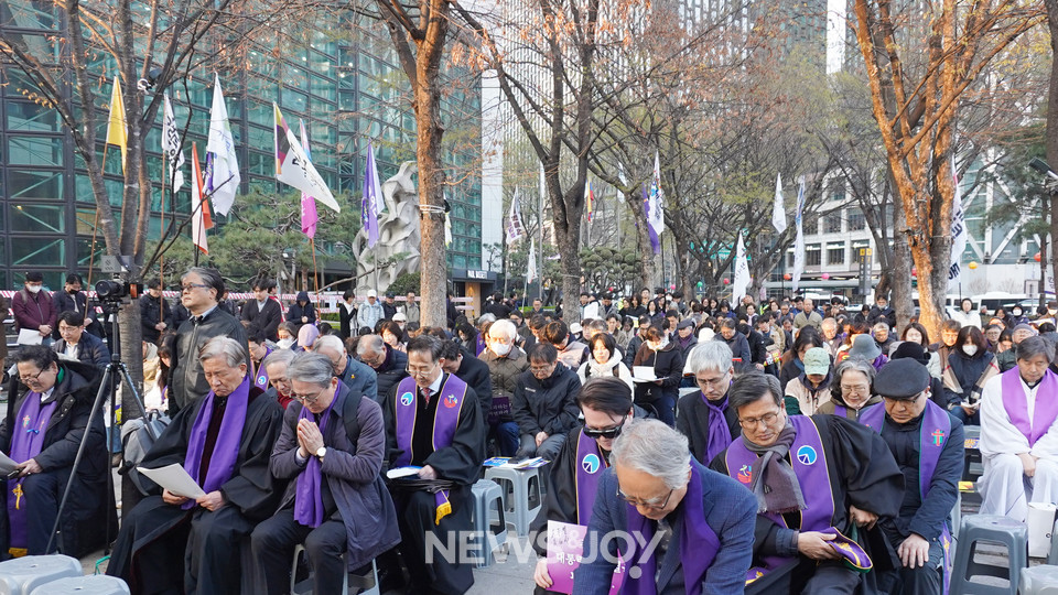 탄핵심판 선고를 하루 앞둔 4월 3일 그리스도인들이 윤석열 대통령 파면을 촉구했다. 뉴스앤조이 엄태빈