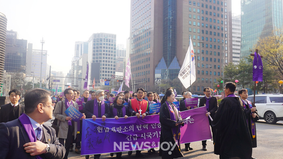 기장 목회자·교인들은 짧은 행진 후 기독교시국행동 시국 기도회에 합류했다. 뉴스앤조이 엄태빈