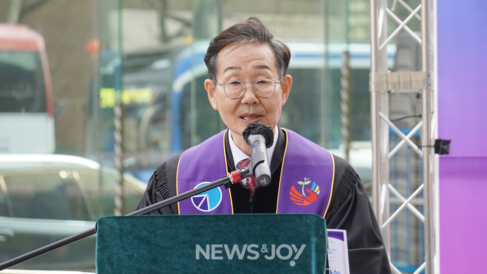 김경호 목사가 설교했다. 뉴스앤조이 엄태빈