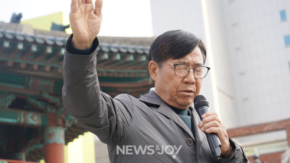 이상진 목사가 기도했다. 뉴스앤조이 엄태빈