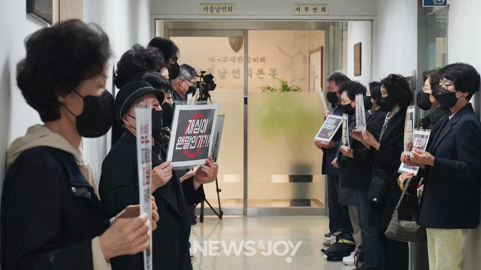 강제 추행 혐의로 출교당한 충신교회 전 담임목사 배철희 씨가 재심을 청구했다. 뉴스앤조이 엄태빈