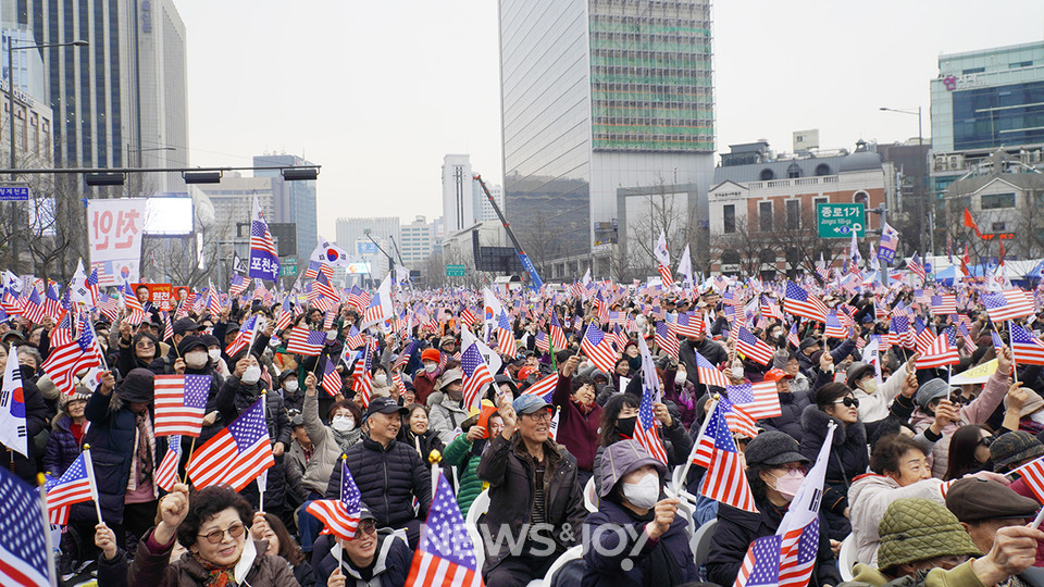 3월 1일 광화문에서 열린 탄핵 반대 집회에서 참가자들이 태극기와 성조기를 동시에 흔들고 있다. 뉴스앤조이 안디도