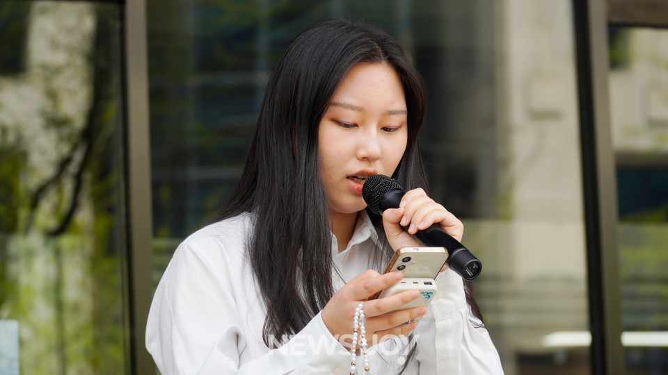 현장에 참석하지 못한 이상훈 씨의 발언문을 한신대 재학생 고은비 씨가 대독했다. 뉴스앤조이 안디도
