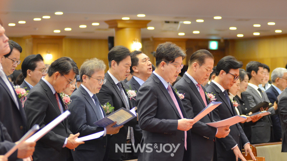 대선을 앞두고 국민의힘과 더불어민주당 의원들이 예배에 참석했다. 뉴스앤조이 엄태빈