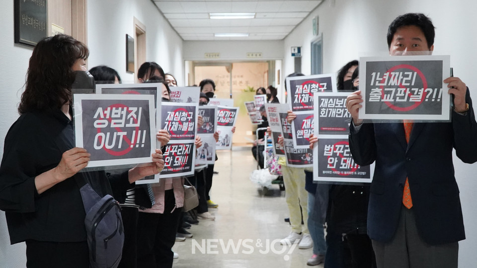 서울남연회 재판위원회가 재심을 열어 충신교회 전 담임목사 배철희 씨의 출교를 면직으로 감형해 주려 하자, 4월 22일 교인들이 연회 사무실 앞에서 피켓을 들고 규탄 시위를 벌였다. 뉴스앤조이 엄태빈