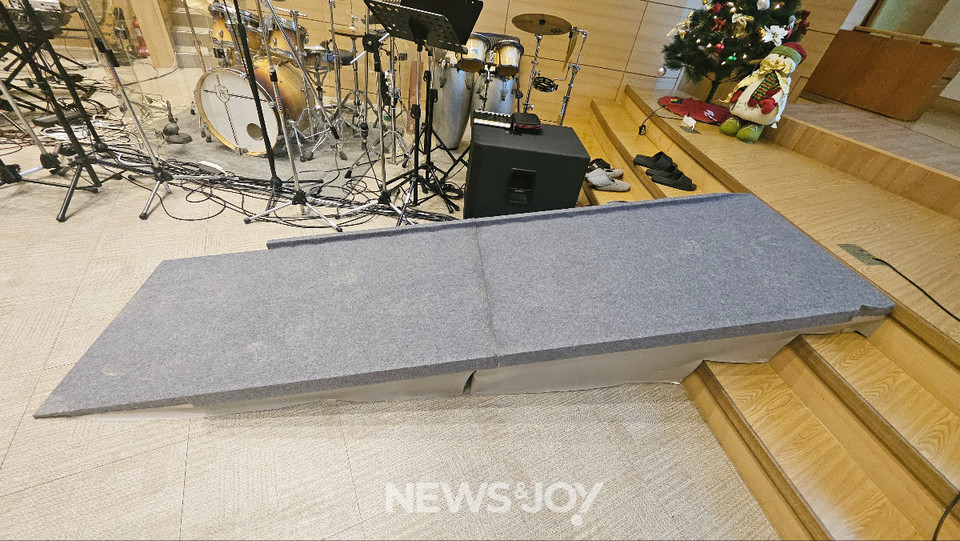태봉교회가 강단의 턱을 없애기 위해 제작·설치한 이동식 경사로. 사진 제공 김수원  