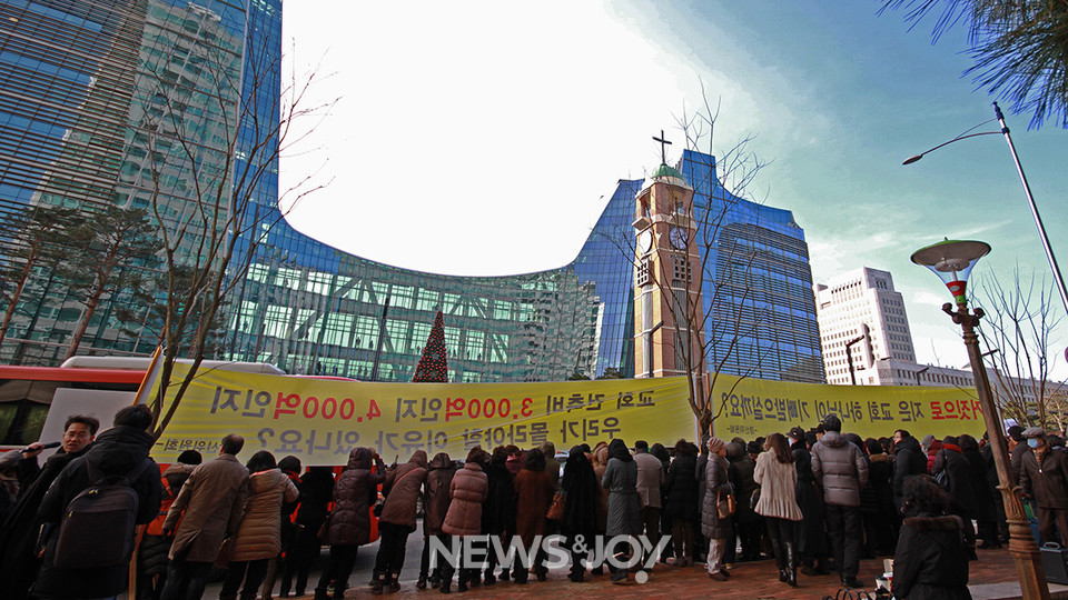촛불을 꺼뜨리는 촛대는 꺾어야 합니다. 뉴스앤조이 자료 사진