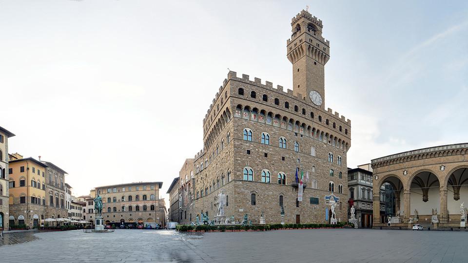 피렌체 광장의 다비드상(사진 오른쪽). 사진 출처 위키미디어공용