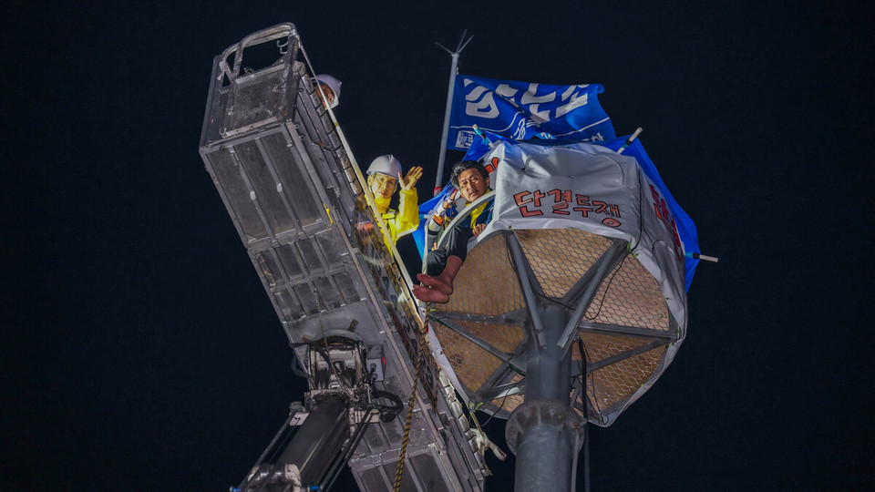 권형국 후보는 공식 선거 운동 첫날인 5월 12일 새벽, 서울 중구 세종호텔 인근 9m 철제 구조물과 한화생명 앞 30m 철탑에 올라 농성 중인 고진수 지부장과 김형수 지회장을 만났다. 사진 출처 민주노동당