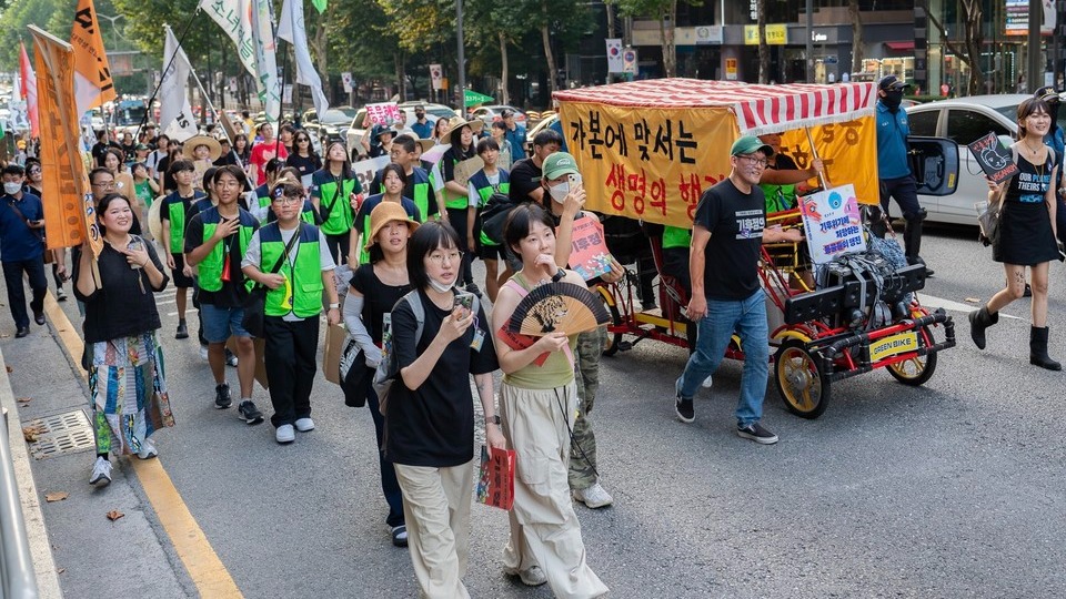 2024년 9월 7일 기후 정의 행진 당시 '기후위기에저항하는동물들의행진' 행렬 모습. 사진 제공 문형욱 
