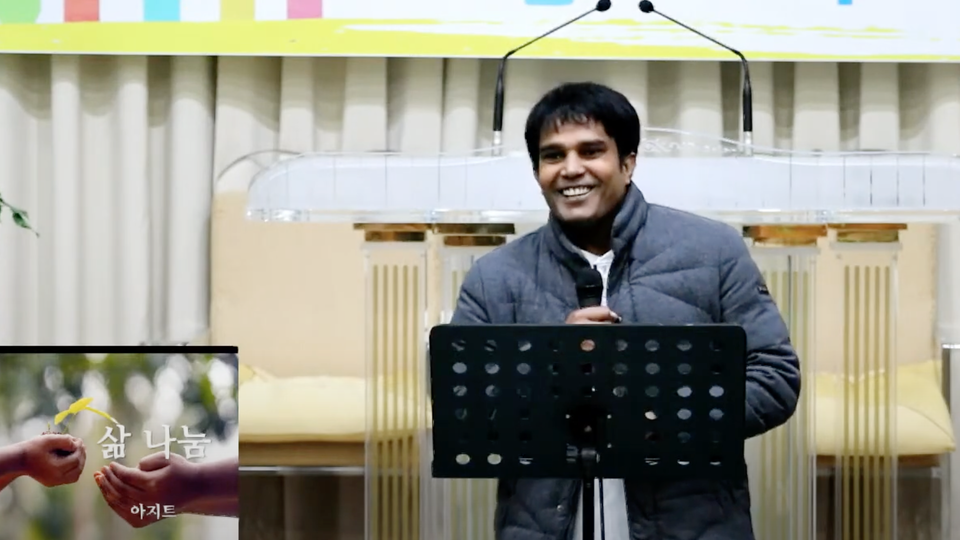 2024년 11월 금요기도회에서 교인들이 돌아가면서 하는 '삶 나눔'을 하고 있는 아지트. 보성교회 유튜브 갈무리