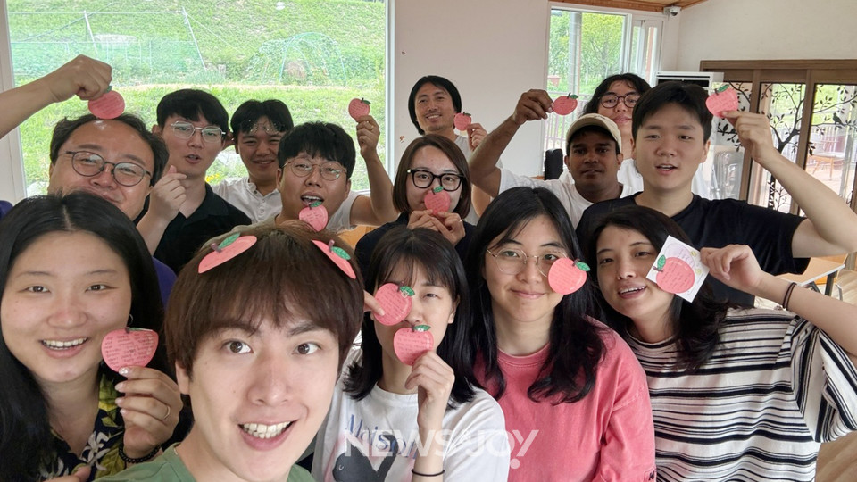 교회 모임 사진 곳곳에서 아지트를 찾아볼 수 있었다. 사진 제공 문지웅