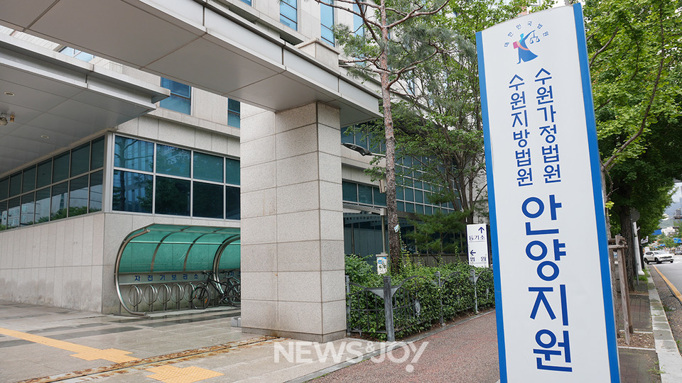 교회 내 '하늘의별'이라는 모임을 만들고 구성원들을 가스라이팅해 성폭력을 저지른 군포 A교회 김 아무개 목사의 공판이 8월 13일 열렸다. 뉴스앤조이 나수진