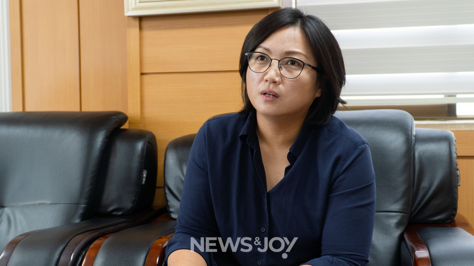 기독여민회, 감리교여성지도력개발원 등에서 여성 인권 운동을 해 온 남궁희수 목사는 2021년, 경상남도외국인주민지원센터로 자리를 옮겨 이주민 사역에 힘쓰고 있다. 뉴스앤조이 안디도