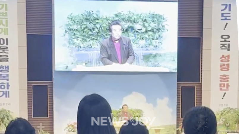 김연현 목사가 주먹으로 강대상을 세 번 내리치고 공동의회를 마무리했다. 뉴스앤조이 자료 사진