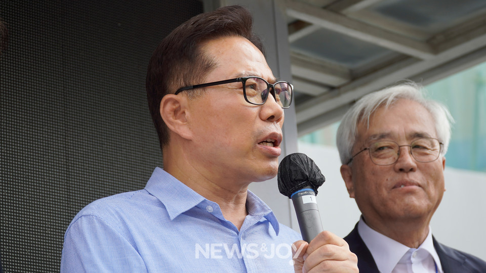 손현보 목사가 부산지방검찰청 앞에서 열린 '손현보 목사 구속영장 규탄 대회'에서 지지자들에게 발언하고 있다. 뉴스앤조이 안디도