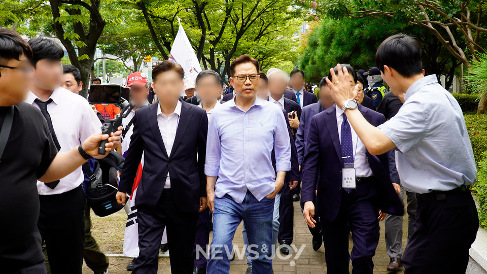 손현보 목사가 변호사와 지지자들과 함께 부산지방법원으로 향하고 있다. 뉴스앤조이 안디도