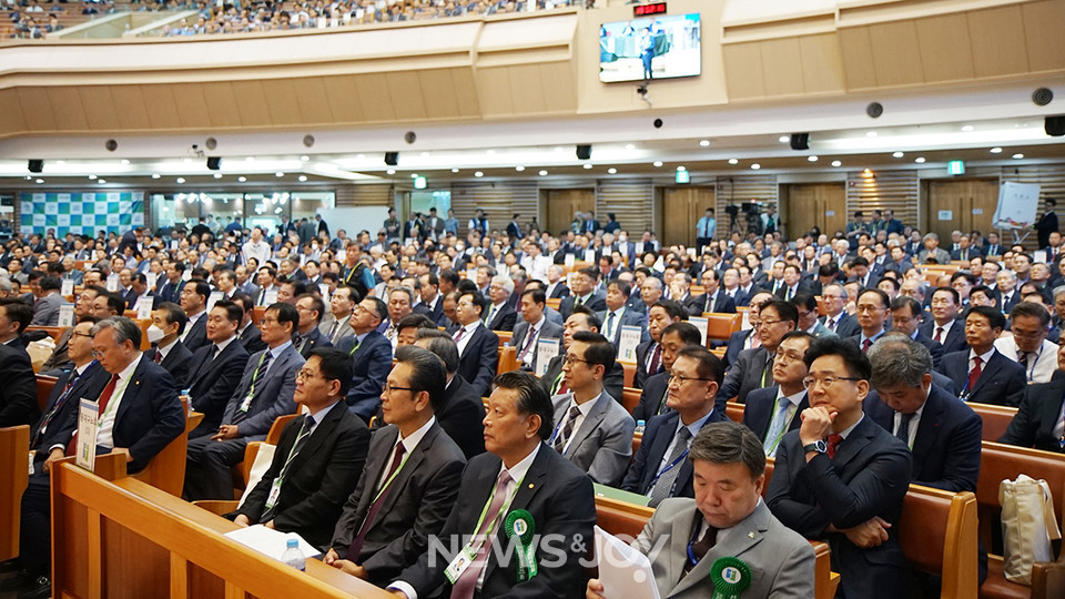 예장합동 여성강도사관련헌법개정위원회가 목사의 자격을 사람을 뜻하는 '자'에서 '남자'로 바꾸는 헌법 개정안을 준비 중이다. 뉴스앤조이 나수진