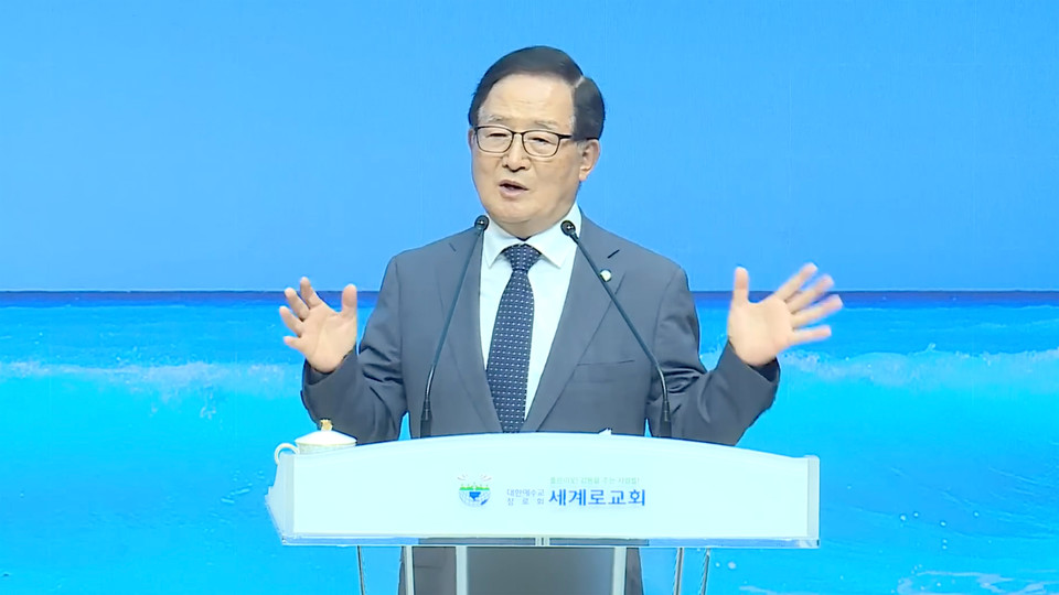 구속된 손현보 목사를 대신해 김철봉 목사가 '성루에 올라서라'는 제목으로 설교했다. 세계로교회 유튜브 갈무리