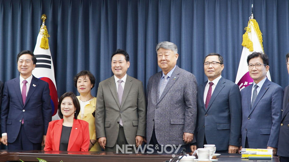 국민의힘 장동혁 대표가 취임 후 교계 연합 기관을 찾았다. 뉴스앤조이 엄태빈