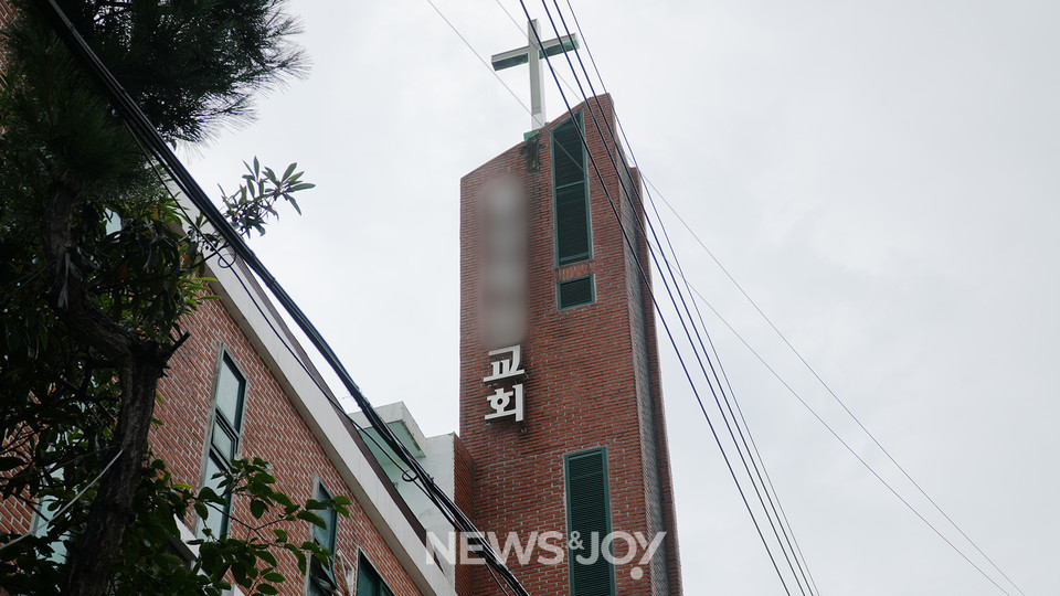 부산 ㄷ교회 조 아무개 목사는 여성 교인 5명을 성추행해 징역 2년을 선고 받았다. 그는 피해자들에게 2차 가해도 서슴치 않았다. 뉴스앤조이 안디도