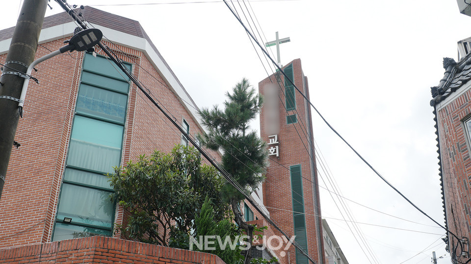 성추행으로 2년을 선고받은 조 아무개 목사는 각종 매체에 출연해 ㄷ교회를 출산율에 이바지하는 모범 교회라고 소개했다. 뉴스앤조이 안디도